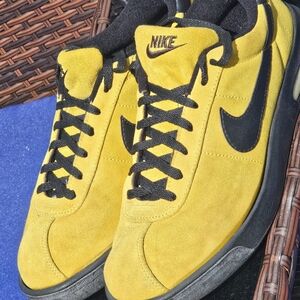Nike Low's Yellow Suede with black outsoles Swoosh 304508-991 Men's Size 11